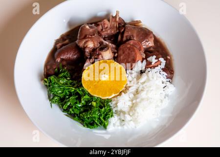 Tradizionale e vera feijoada brasiliana preparata con gli ingredienti più autentici e classici Foto Stock