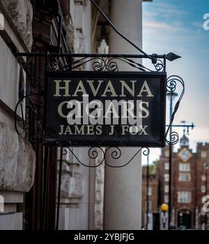 James J Fox, negozio di sigari, firma i più antichi mercanti di sigari in St Jame's Street, nel centro di Londra, Inghilterra, Regno Unito. Foto Stock