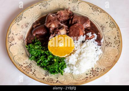 Tradizionale e vera feijoada brasiliana preparata con gli ingredienti più autentici e classici Foto Stock