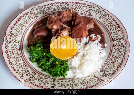 Tradizionale e vera feijoada brasiliana preparata con gli ingredienti più autentici e classici Foto Stock