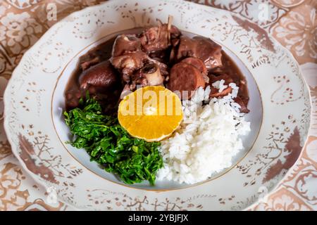 Tradizionale e vera feijoada brasiliana preparata con gli ingredienti più autentici e classici Foto Stock