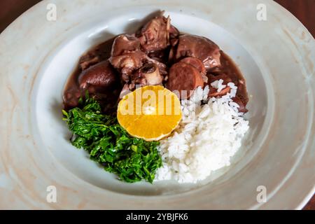 Tradizionale e vera feijoada brasiliana preparata con gli ingredienti più autentici e classici Foto Stock