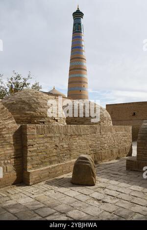 Vista dal cortile del mausoleo Pahlavan-Mahmud sul minareto Islam Khodja a Khiva Foto Stock