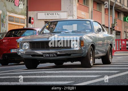 Urnieta, Spagna - 5 ottobre 2024: 1973 Chrysler VJ Valiant Charger 770 per le strade della città Foto Stock