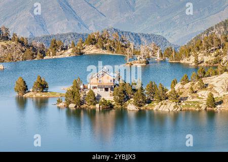 Lago Estany TORT de la Peguera e rifugio JM Blanc, Parco Nazionale di Aigüestortes, Lleida, Spagna Foto Stock