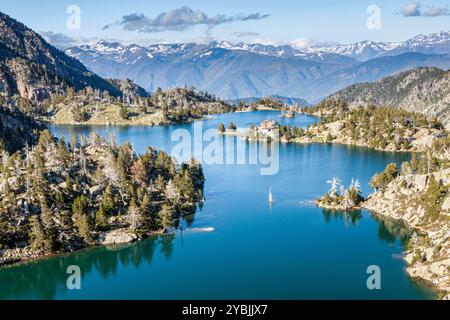 Lago Estany TORT de la Peguera e rifugio JM Blanc, Parco Nazionale di Aigüestortes, Lleida, Spagna Foto Stock