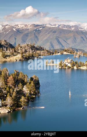 Lago Estany TORT de la Peguera e rifugio JM Blanc, Parco Nazionale di Aigüestortes, Lleida, Spagna Foto Stock