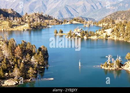 Lago Estany TORT de la Peguera e rifugio JM Blanc, Parco Nazionale di Aigüestortes, Lleida, Spagna Foto Stock