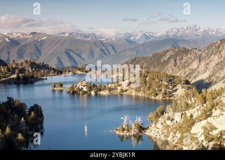 Lago Estany TORT de la Peguera e rifugio JM Blanc, Parco Nazionale di Aigüestortes, Lleida, Spagna Foto Stock