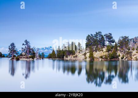 Lago Estany TORT de la Peguera, Parco Nazionale di Aigüestortes, Lleida, Spagna Foto Stock