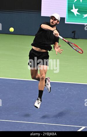 Stoccolma, Svezia. 19 ottobre 2024. STOCCOLMA, SVEZIA 20241019 Tommy Paul degli Stati Uniti in azione durante la semifinale del BNP Paribas Nordic Open ATP tennis match singolo contro StanWawrinka della Svizzera alla Royal Tennis Hall di Stoccolma, Svezia, il 19 ottobre 2024. Foto: Claudio Bresciani/TT/codice 10090 credito: TT News Agency/Alamy Live News Foto Stock