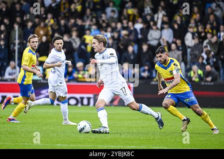 Westerlo, Belgio. 19 ottobre 2024. Romeo Vermant del Club e Dogucan Haspolat di Westerlo, in azione durante una partita di calcio tra KVC Westerlo e Club Brugge, sabato 19 ottobre 2024 a Westerlo, il giorno 11 della prima divisione del campionato belga 'Jupiler Pro League' del 2024-2025. BELGA PHOTO TOM GOYVAERTS credito: Belga News Agency/Alamy Live News Foto Stock