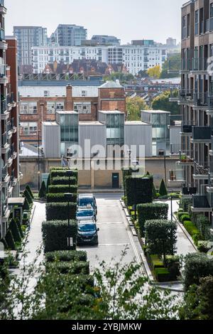 Siepi pulite nei quartieri lungo il fiume Chelsea, recentemente convertiti, in Park Street, Foto Stock