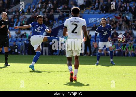 Cardiff, Regno Unito. 19 ottobre 2024. Chris Willock della città di Cardiff segna il 5° gol della sua squadra. Partita del campionato EFL Skybet, Cardiff City contro Plymouth Argyle al Cardiff City Stadium di Cardiff, Galles, sabato 19 ottobre 2024. Questa immagine può essere utilizzata solo per scopi editoriali. Solo per uso editoriale, foto di Andrew Orchard/Andrew Orchard fotografia sportiva/Alamy Live news credito: Andrew Orchard fotografia sportiva/Alamy Live News Foto Stock