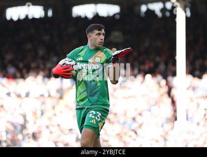 Craven Cottage, Fulham, Londra, Regno Unito. 19 ottobre 2024. Premier League Football, Fulham contro Aston Villa; portiere Emiliano Martinez dell'Aston Villa che soffiano un bacio ai tifosi dell'Aston Villa dopo aver salvato un calcio di rigore preso da Andreas Pereira del Fulham durante il primo tempo crediti: Action Plus Sports/Alamy Live News Foto Stock