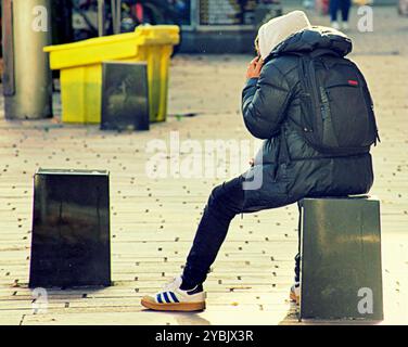 Glasgow, Scozia, Regno Unito. 19 ottobre 2024. Meteo nel Regno Unito: Il freddo notturno soleggiato davanti alla tempesta ha visto la gente del posto e i turisti nel centro della città. Credit Gerard Ferry/Alamy Live News Foto Stock