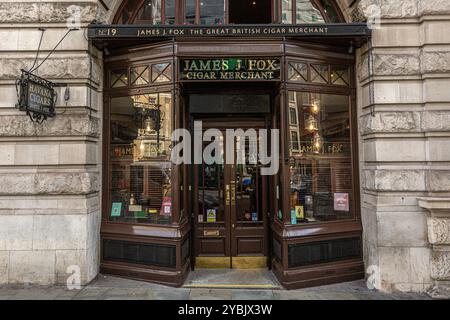 Esterno del James J Fox, il più antico negozio di sigari di Londra, mercanti di sigari in St Jame's Street, nel centro di Londra, Inghilterra, Regno Unito Foto Stock