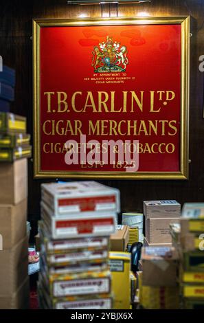 James Fox J, più antico cigar shop a Londra stabilito da Robert Lewis nel 1787, mercanti di sigari su St Jame's Street, Londra, Inghilterra, Regno Unito Foto Stock