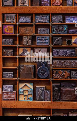 Lettere a blocchi in legno a pressione nella scatola di composizione Foto Stock