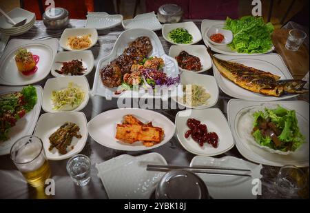Delizioso cibo coreano a Nagan-myeon, Naganeupseong, Suncheon, provincia di Jeollanamdo, Corea del Sud. Foto Stock