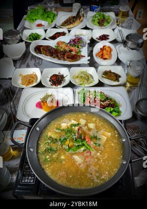 Delizioso cibo coreano a Nagan-myeon, Naganeupseong, Suncheon, provincia di Jeollanamdo, Corea del Sud. Foto Stock