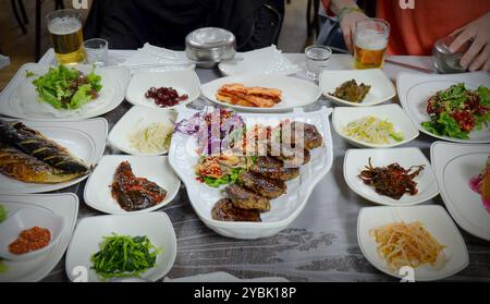 Delizioso cibo coreano a Nagan-myeon, Naganeupseong, Suncheon, provincia di Jeollanamdo, Corea del Sud. Foto Stock