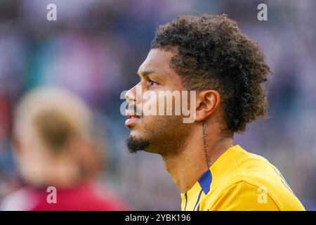 Brighton & Hove Albion, l'attaccante Georginio Rutter (14) si scaldano durante la partita di Newcastle United FC contro Brighton & Hove Albion FC English Premier League al St. James' Park, Newcastle upon Tyne, Inghilterra, Regno Unito il 19 ottobre 2024 Credit: Every Second Media/Alamy Live News Foto Stock