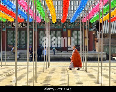 Monaco nel tempio buddista zen di Songgwangsa situato nella provincia di Jeolla del Sud, Corea del Sud. La festa di compleanno di Buddha. Foto Stock