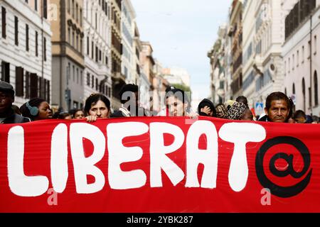 Roma, Italia. 19 ottobre 2024. Manifestazione contro il decreto sicurezza promossa da Sindacati di base Cobas e USB e dal movimento di lotta per la casa Roma, Italia - sabato 19 ottobre 2024 - Cronaca - (foto di Cecilia Fabiano/LaPresse) manifestazione contro il decreto di sicurezza promosso dal movimento di emergenza domestica organizzazioni di base e movimento di sostegno palestinese per Roma, Italia - sabato 19 ottobre 2024 - News - (foto di Cecilia Fabiano/LaPresse) Foto Stock