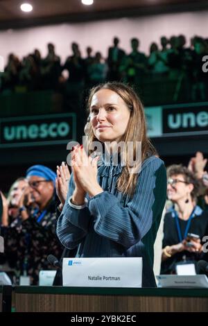 Parigi, Francia. 19 ottobre 2024. L'attrice americana di origine israeliana Natalie Portman frequenta la lezione della zoologa e primatologa britannica Jane Goodall presso l'UNESCO House di Parigi il 19 ottobre 2024. Foto di Alexis Jumeau/ABACAPRESS. COM credito: Abaca Press/Alamy Live News Foto Stock