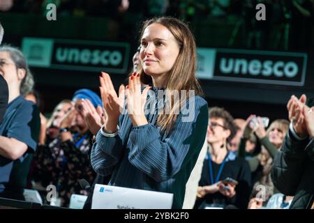 Parigi, Francia. 19 ottobre 2024. L'attrice americana di origine israeliana Natalie Portman frequenta la lezione della zoologa e primatologa britannica Jane Goodall presso l'UNESCO House di Parigi il 19 ottobre 2024. Foto di Alexis Jumeau/ABACAPRESS. COM credito: Abaca Press/Alamy Live News Foto Stock