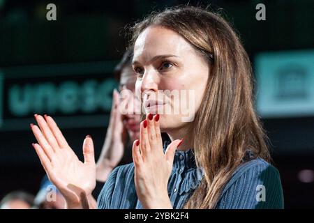 Parigi, Francia. 19 ottobre 2024. L'attrice americana di origine israeliana Natalie Portman frequenta la lezione della zoologa e primatologa britannica Jane Goodall presso l'UNESCO House di Parigi il 19 ottobre 2024. Foto di Alexis Jumeau/ABACAPRESS. COM credito: Abaca Press/Alamy Live News Foto Stock