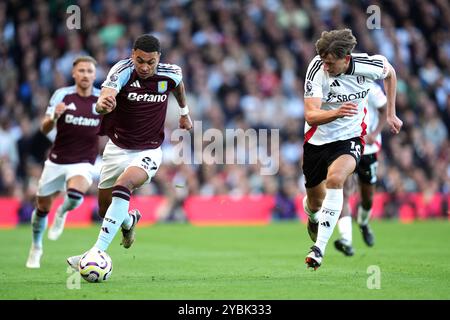 Morgan Rogers (a sinistra) dell'Aston Villa e Sander Berge del Fulham si battono per il pallone durante la partita di Premier League al Craven Cottage di Londra. Data foto: Sabato 19 ottobre 2024. Foto Stock