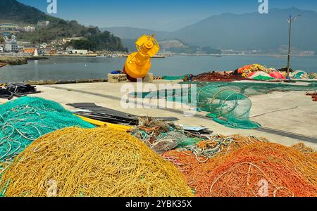 Placcaggi da pesca e boa gialla sul molo dell'isola di Namhae, Corea del Sud. 04-08-2017 Foto Stock