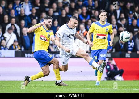 Westerlo, Belgio. 19 ottobre 2024. Il Dogucan Haspolat di Westerlo e il Ferran Jutgla del Club sono stati raffigurati in azione durante una partita di calcio tra il KVC Westerlo e il Club Brugge, sabato 19 ottobre 2024 a Westerlo, il giorno 11 della prima divisione del campionato belga 'Jupiler Pro League' 2024-2025. BELGA PHOTO TOM GOYVAERTS credito: Belga News Agency/Alamy Live News Foto Stock