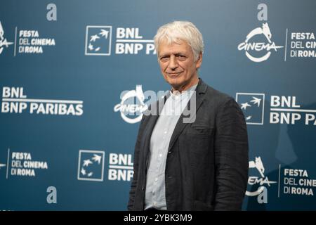 Roma, Italia. 19 ottobre 2024. Fabrizio Bentivoglio partecipa al photocall ''Eterno visionario'' durante il 19° Festival del Cinema di Roma all'Auditorium Parco della musica di Roma, il 19 ottobre 2024. (Foto di Luca Carlino/NurPhoto) credito: NurPhoto SRL/Alamy Live News Foto Stock