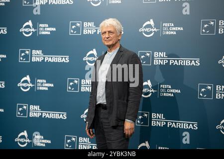 Roma, Italia. 19 ottobre 2024. Fabrizio Bentivoglio partecipa al photocall ''Eterno visionario'' durante il 19° Festival del Cinema di Roma all'Auditorium Parco della musica di Roma, il 19 ottobre 2024. (Foto di Luca Carlino/NurPhoto) credito: NurPhoto SRL/Alamy Live News Foto Stock