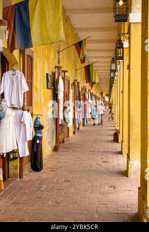 Vibrant Passage - Las Bóvedas Shopping Arcade a Cartagena de Indias (Bolivar, Colombia) Foto Stock