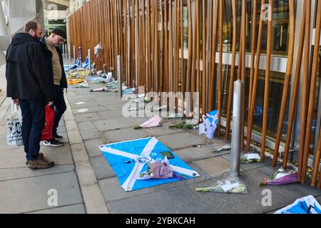 Edimburgo Scozia, Regno Unito 19 ottobre 2024. Tributi lasciati fuori dal Parlamento scozzese dopo la morte dell'ex primo ministro Alex Salmond, accreditano notizie sst/alamy in diretta Foto Stock