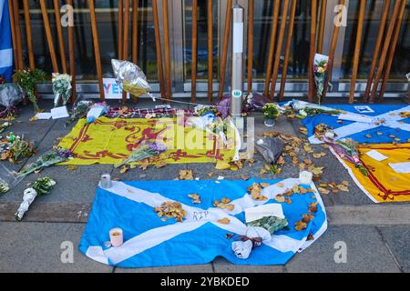 Edimburgo Scozia, Regno Unito 19 ottobre 2024. Tributi lasciati fuori dal Parlamento scozzese dopo la morte dell'ex primo ministro Alex Salmond, accreditano notizie sst/alamy in diretta Foto Stock