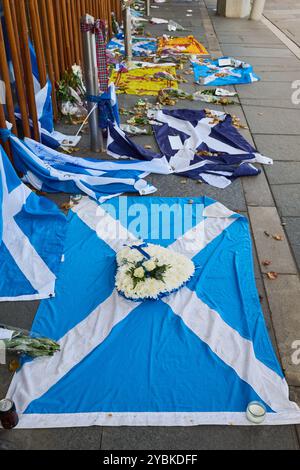 Edimburgo Scozia, Regno Unito 19 ottobre 2024. Tributi lasciati fuori dal Parlamento scozzese dopo la morte dell'ex primo ministro Alex Salmond, accreditano notizie sst/alamy in diretta Foto Stock