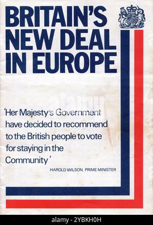 Libretto di campagna pubblicato dal governo laburista di Harold Wilson che raccomanda al Regno Unito di votare per rimanere membri della Comunità europea (mercato comune). Il referendum si è tenuto il 5 giugno 1975 con il voto del Regno Unito per rimanere. Foto Stock