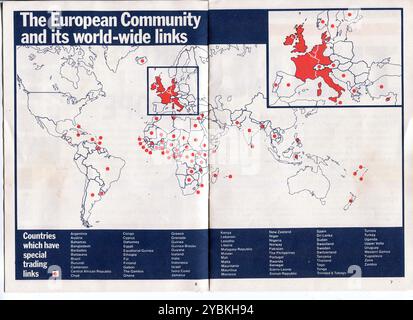 Libretto di campagna pubblicato dal governo laburista di Harold Wilson che raccomanda al Regno Unito di votare per rimanere membri della Comunità europea (mercato comune). Il referendum si è tenuto il 5 giugno 1975 con il voto del Regno Unito per rimanere. Foto Stock