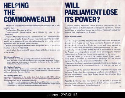 Libretto di campagna pubblicato dal governo laburista di Harold Wilson che raccomanda al Regno Unito di votare per rimanere membri della Comunità europea (mercato comune). Il referendum si è tenuto il 5 giugno 1975 con il voto del Regno Unito per rimanere. Foto Stock