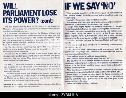 Libretto di campagna pubblicato dal governo laburista di Harold Wilson che raccomanda al Regno Unito di votare per rimanere membri della Comunità europea (mercato comune). Il referendum si è tenuto il 5 giugno 1975 con il voto del Regno Unito per rimanere. Foto Stock