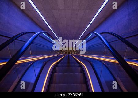 Scala mobile sotterranea dall'aspetto moderno in una metropolitana Foto Stock