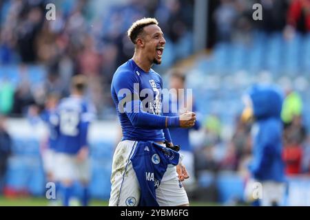 Cardiff, Regno Unito. 19 ottobre 2024. Callum Robinson della città di Cardiff festeggia alla fine della partita. Partita del campionato EFL Skybet, Cardiff City contro Plymouth Argyle al Cardiff City Stadium di Cardiff, Galles, sabato 19 ottobre 2024. Questa immagine può essere utilizzata solo per scopi editoriali. Solo per uso editoriale, foto di Andrew Orchard/Andrew Orchard fotografia sportiva/Alamy Live news credito: Andrew Orchard fotografia sportiva/Alamy Live News Foto Stock