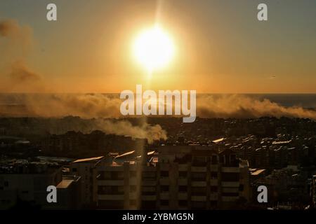 Beirut, Libano. 19 ottobre 2024. Il fumo si inghiottisce nel sobborgo meridionale di Beirut a seguito di pesanti incursioni aeree israeliane nella roccaforte filo-iraniana di Hezbollah. Crediti: Marwan Naamani/dpa/Alamy Live News Foto Stock