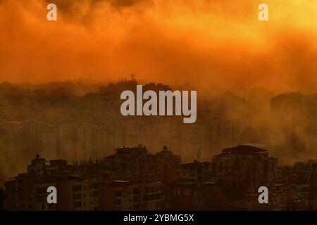 Beirut, Libano. 19 ottobre 2024. Il fumo si inghiottisce nel sobborgo meridionale di Beirut a seguito di pesanti incursioni aeree israeliane nella roccaforte filo-iraniana di Hezbollah. Crediti: Marwan Naamani/dpa/Alamy Live News Foto Stock