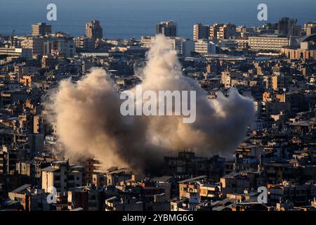 Beirut, Libano. 19 ottobre 2024. I vapori di fumo formano il sobborgo meridionale di Beirut a seguito di pesanti incursioni aeree israeliane nella roccaforte filo-iraniana di Hezbollah. Crediti: Marwan Naamani/dpa/Alamy Live News Foto Stock